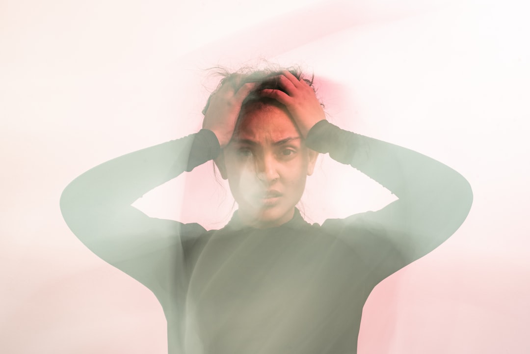 빙빙 도는 어지럼과 멍한 느낌의 차이를 설명하는 이미지